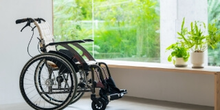 写真：窓辺に置かれた車椅子