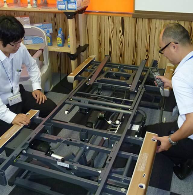 写真：職員が製品の検査を行っている様子