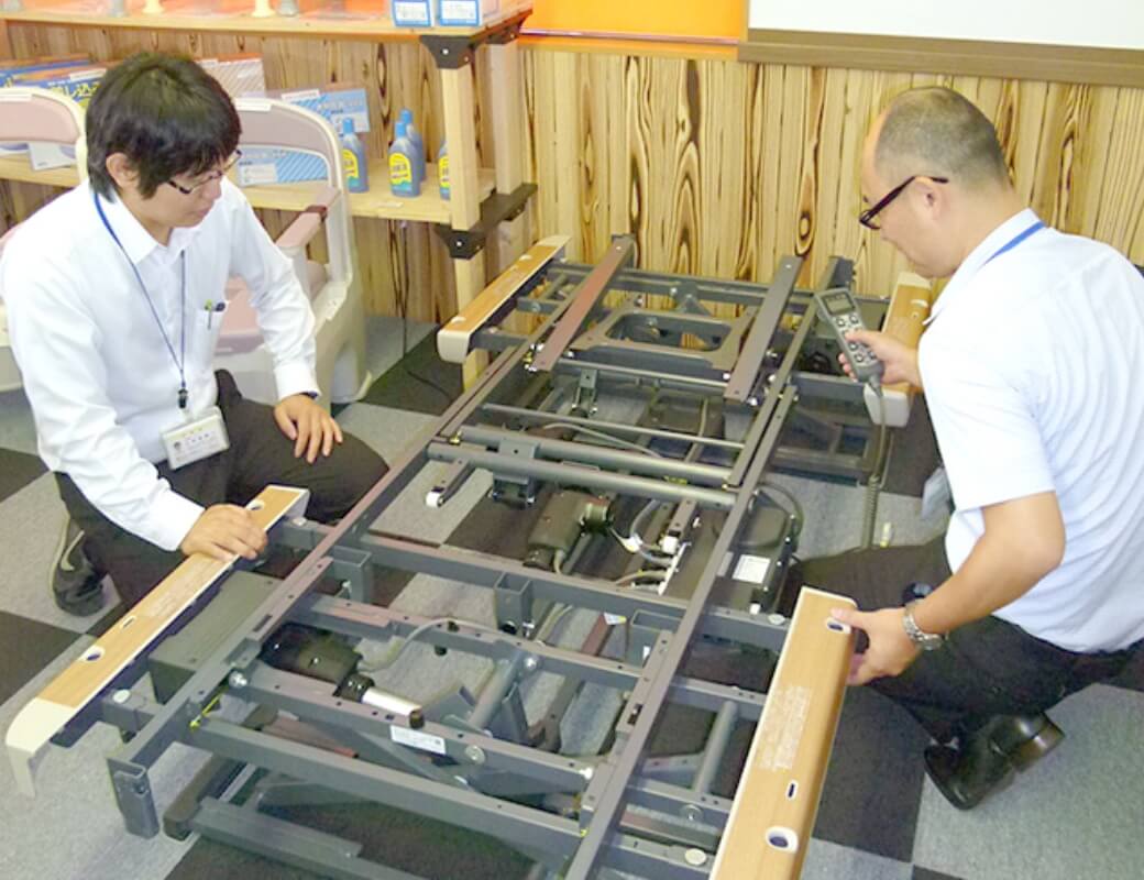 写真：製作中の製品を検査する様子