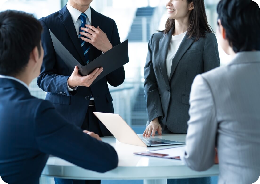 写真：スーツを着たビジネスマンたちが会議を行う様子